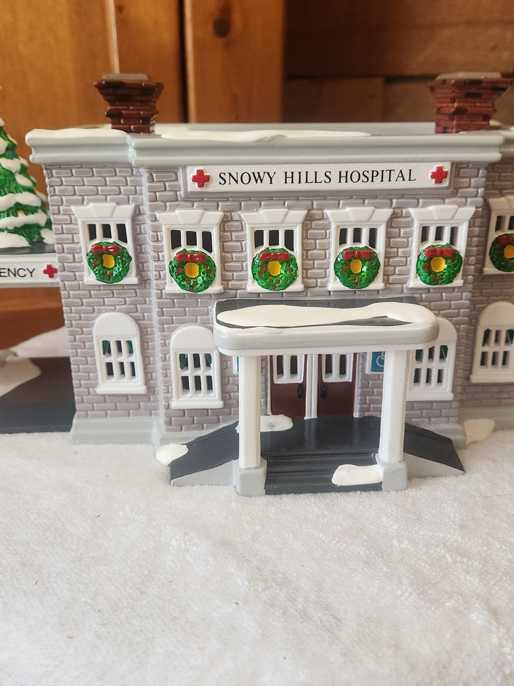 Dept 56 VTG Snowy Hills Hospital  Snow Village 1993 With Original Box